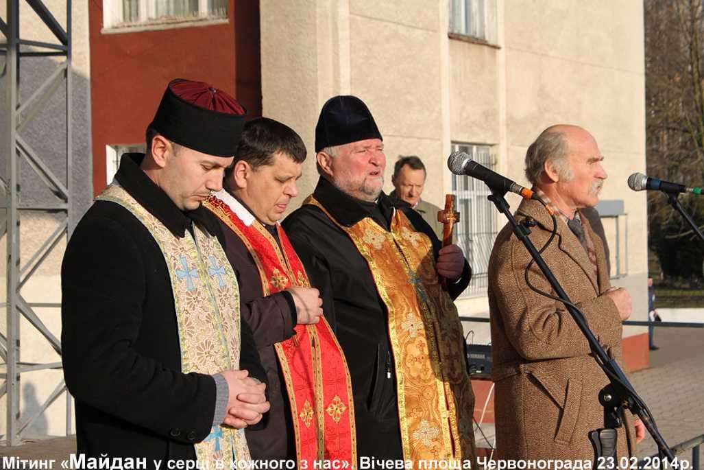 Священики та учасники жалобного богослужіння на вшанування пам'яті Небесної Сотні
