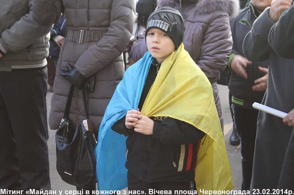 Хлопчик з прапором України на траурному заході пам'яті Небесної Сотні