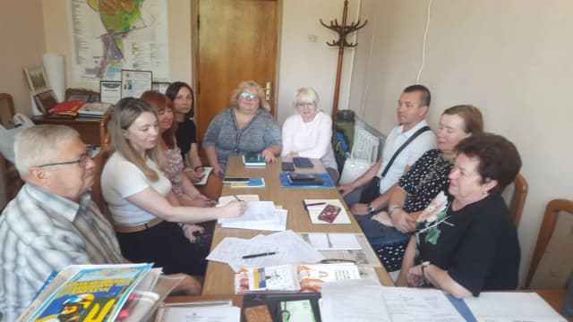 на фото зображені представники надавачів соціальних послуг, охорони здоров′я, соціального захисту, служби у справах дітей, фінуправління, які зібрались в рамках засідання Робочої групи з визначення потреб населення Шептицької міської територіальної громади в соціальних послугах