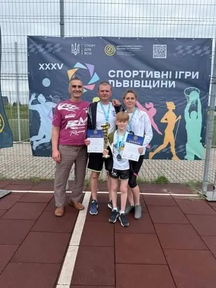 Нагородження переможців кубком та дипломами на Спортивних іграх Львівщини