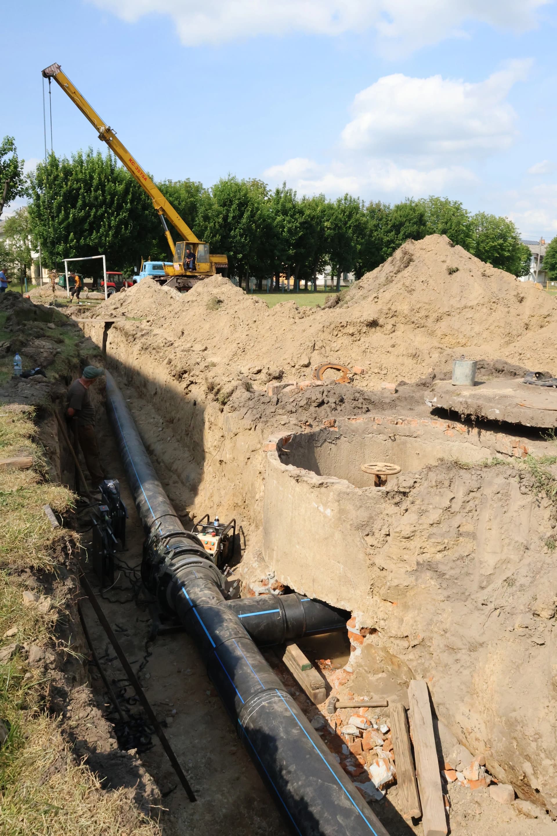 траншея з новими трубами водопровідної мережі
