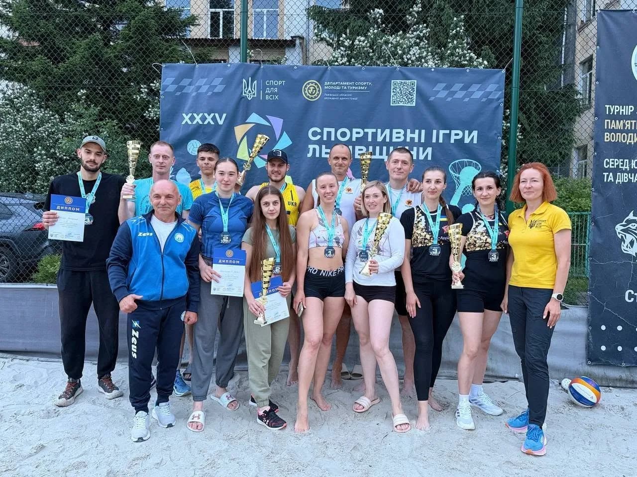 спільне фото призерів, спортсменів, організаторів спортивного заходу