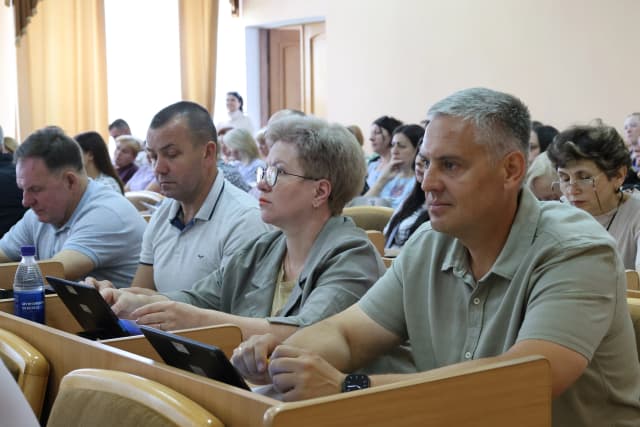 на фото депутати на засіданні сесії міської ради