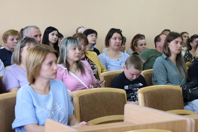 люди на засіданні сесії