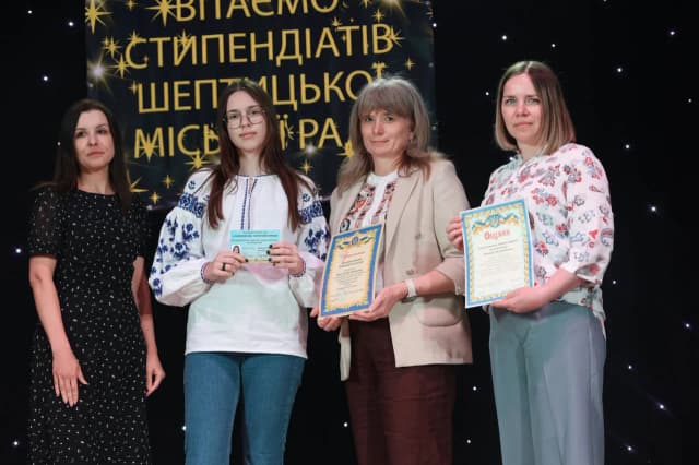 стипендіатка міської ради з вчителькою і мамою