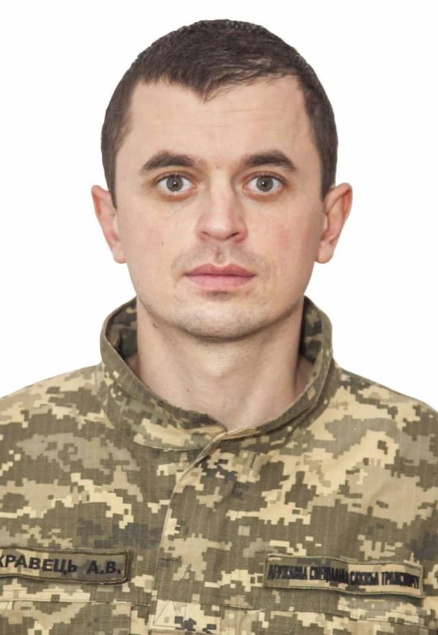 на фото померлий військовий Андрій Кравець