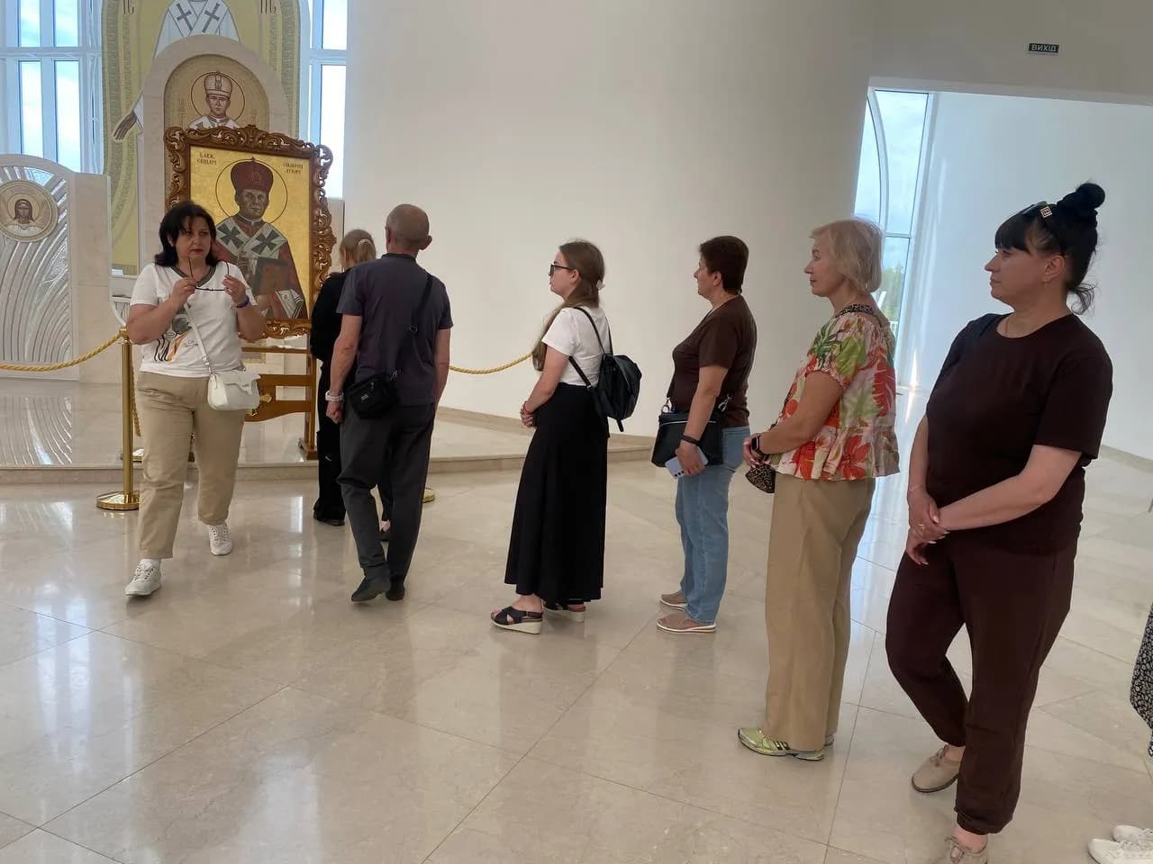 люди в церкві