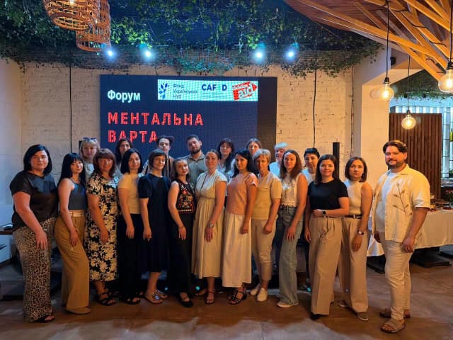 на фото зображені всі учасники форуму Ментальна варта на фоні бренд волу