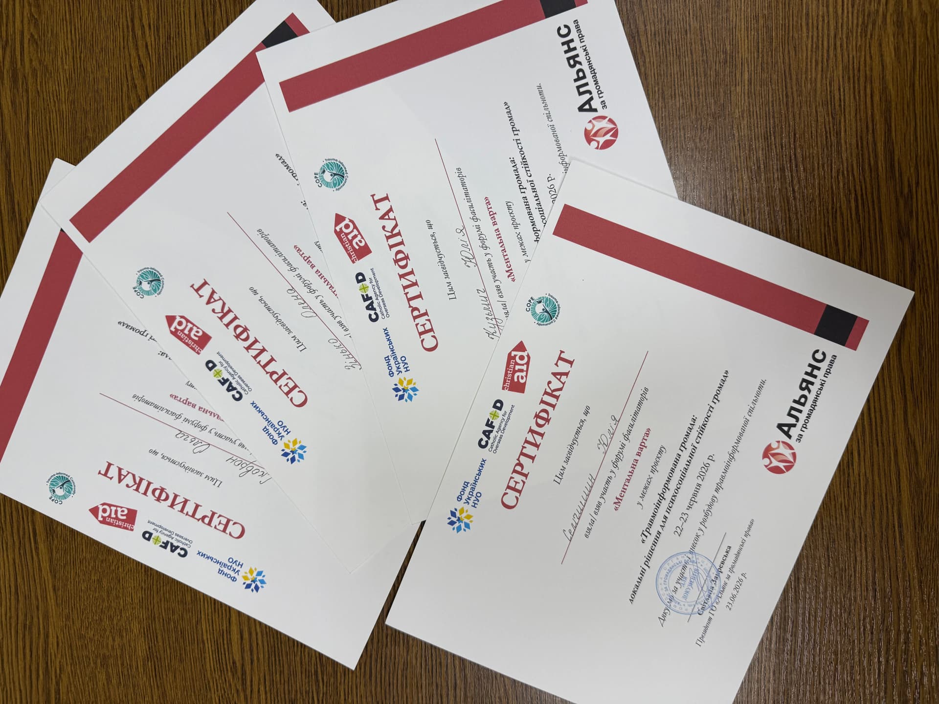 на фото зображені сертифікати учасників форуму: Кузьмич Юлія, Сковрон Ольга, Зінько Олена, Семчишин Юлія