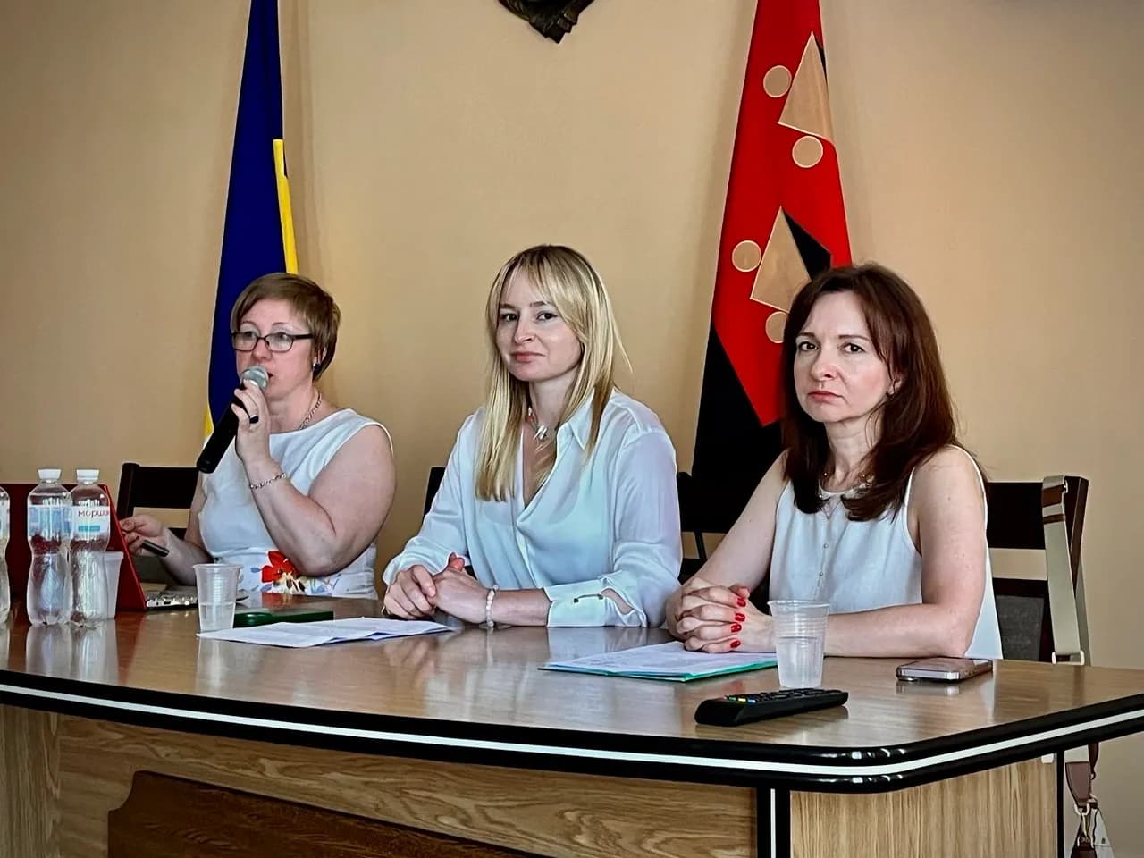 три жінки за президією в приміщенні сесійної зади Шептицької міської ради