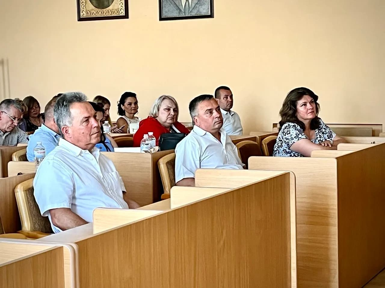 учасники зустрічі в сесійній залі