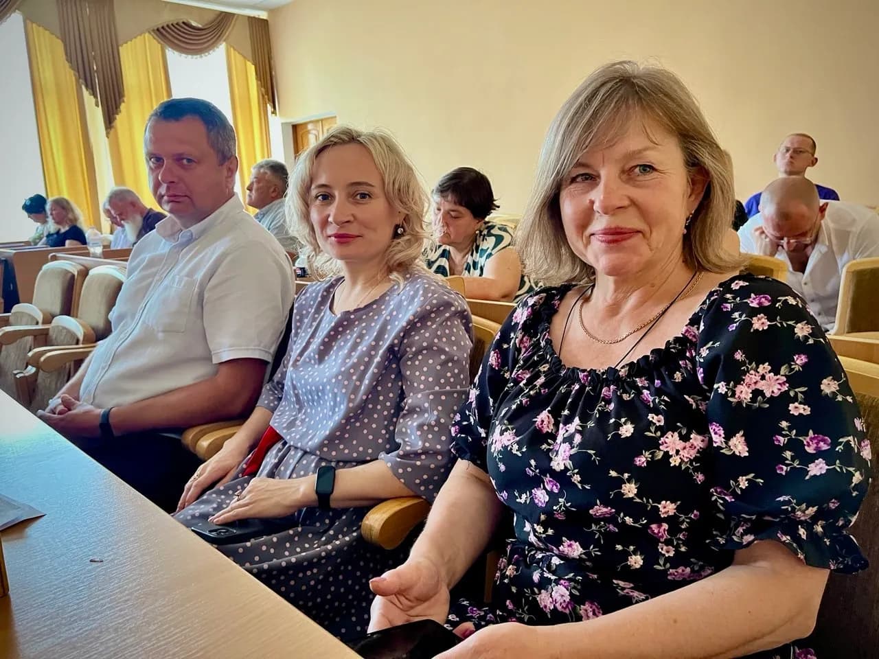 Люди в сесійній залі