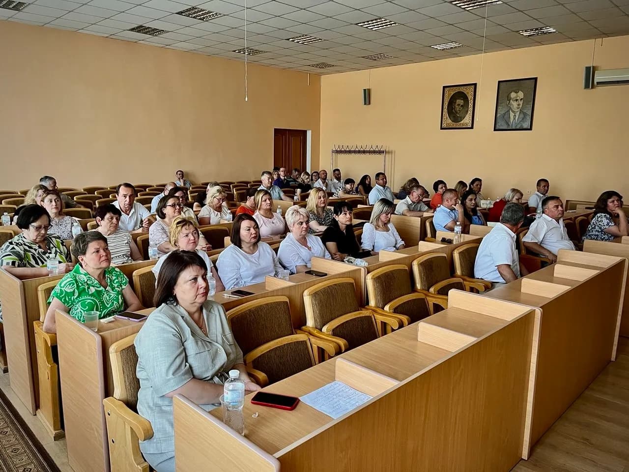 Люди в сесійній залі
