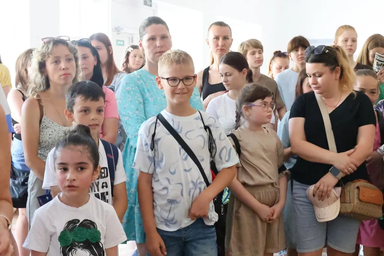 діти стоять в приміщенні