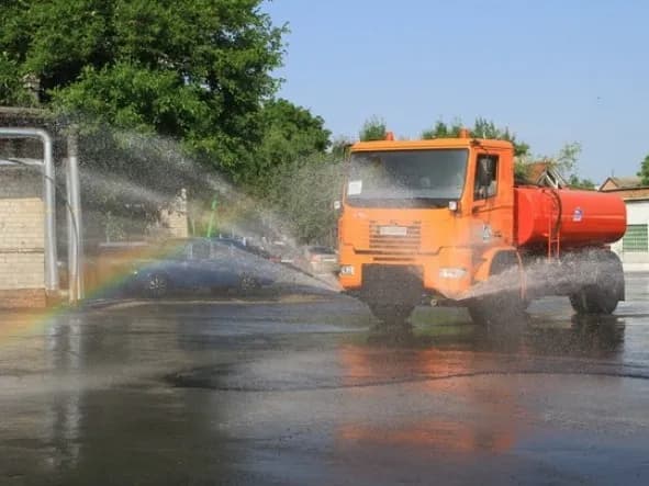 на фото помаранчева поливальна машина