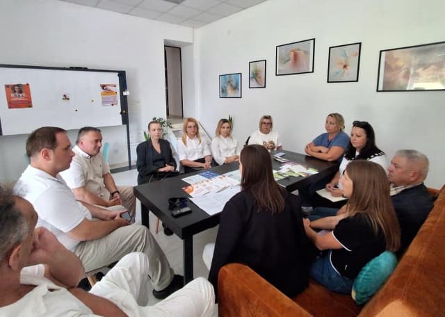 на фото зобрадені представники субʼєктів, що здійснюють заходи у сфері запобігання та протидії домашньому насильству, а саме Управління праці та соціального захисту населення ШМР, Шептицького міського центру соціальних служб, Шептицького міського суду, Шептицького РВП ГУ НП, філії Львівського обласного центру зайнятості, Відділу у справах дітей, Відділу молоді і спорту ШМР, районного відділу філії Державної установи «Центр пробації» у Львівській області, Відділу надання безоплатної правничої допомоги