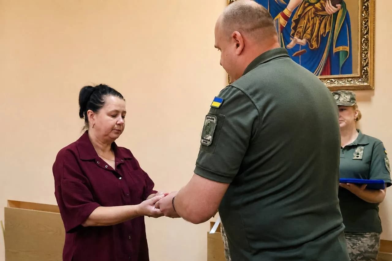 Підполковник вручає нагороду дружині Героя