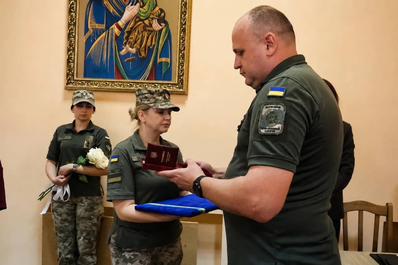 Підполковник Василь Гвоздецький з орденом у руках