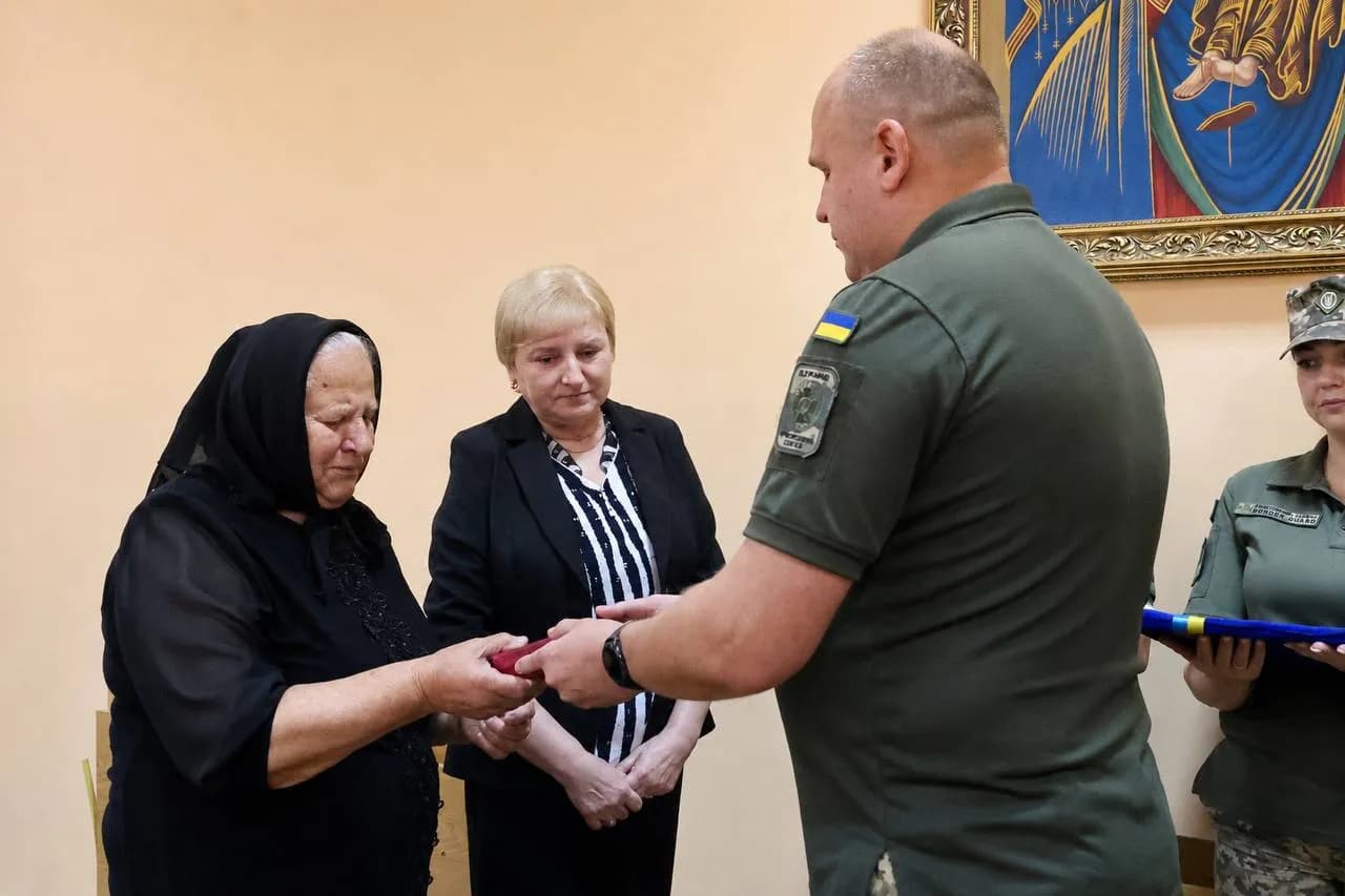 Підполковник вручає нагороду мамі та сестрі Героя