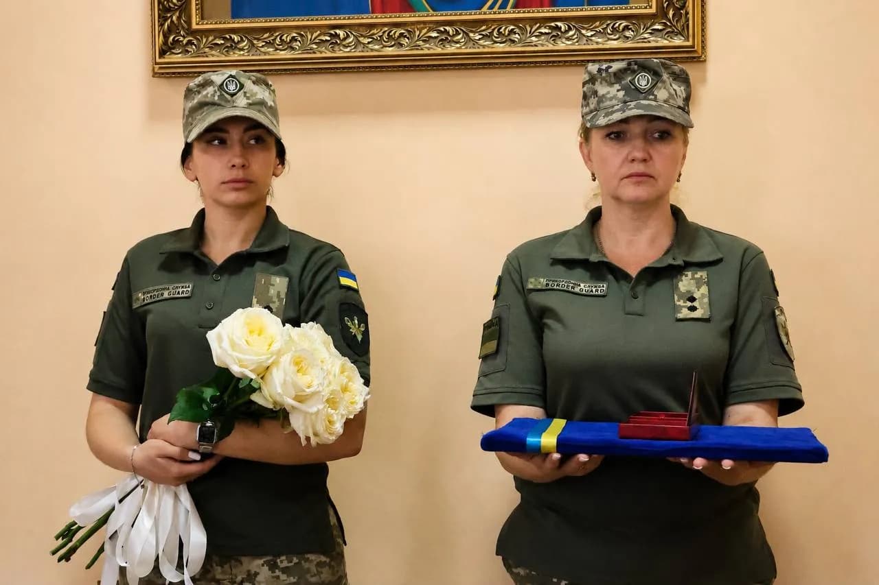 Представники кінологічного центру з квітами та нагородами