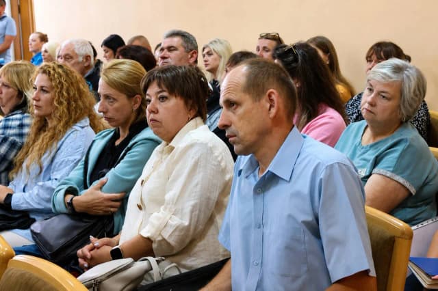 Люди сидять у сесій залі Шептицької міської ради