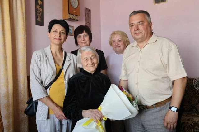 Загальне фото гостей з ювіляркою
