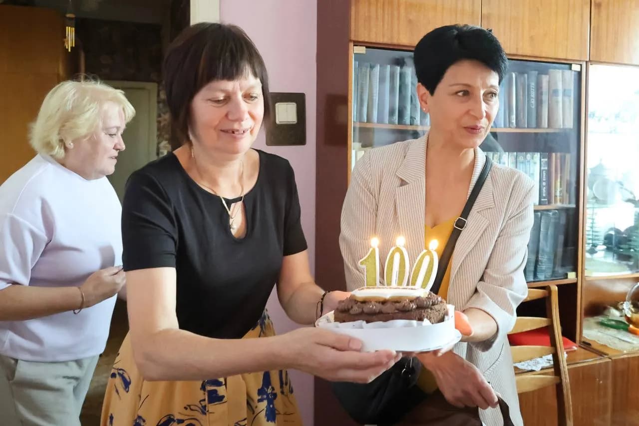 Ювілярку вітають з тортом