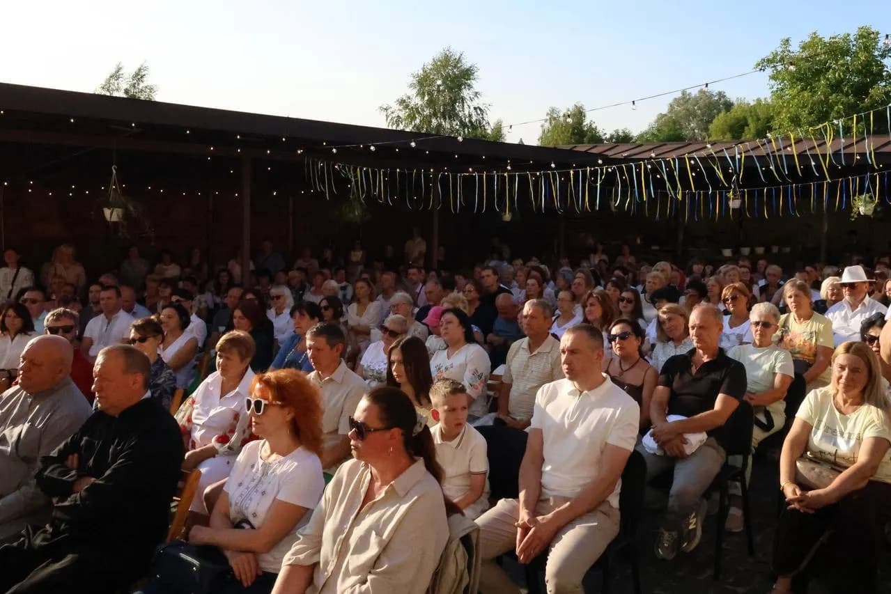 Гості під відкритим небом слухають музикантів