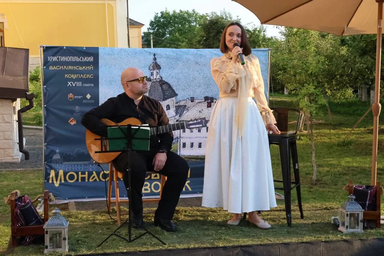 Музиканти на літній сцені