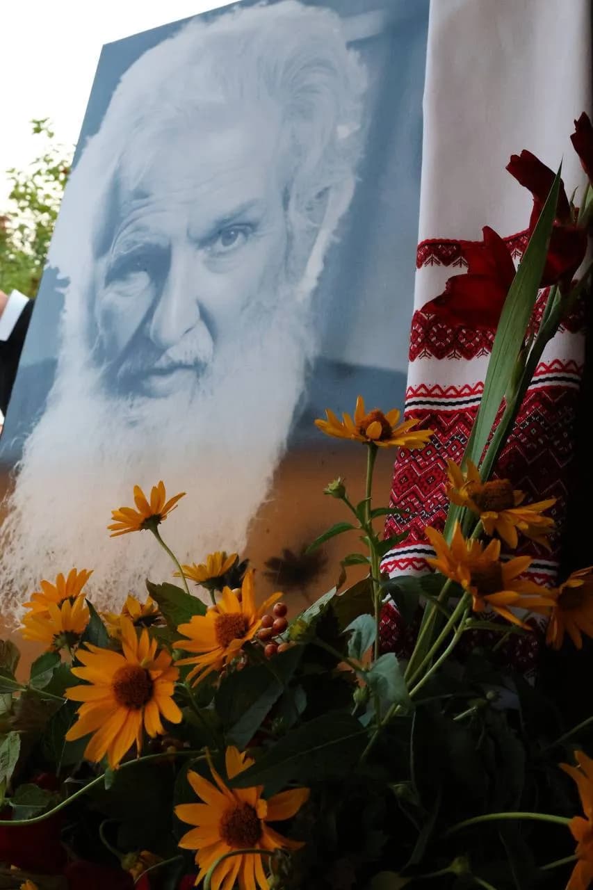 Портрет Шептицького в квітах