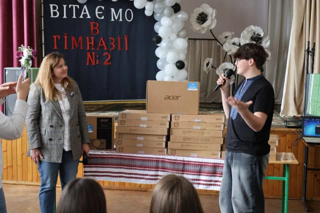 Школярі біля комп'ютерної техніки
