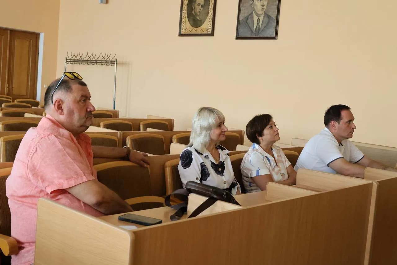 конкурсна комісія у залі слухає презентацію кандидатки