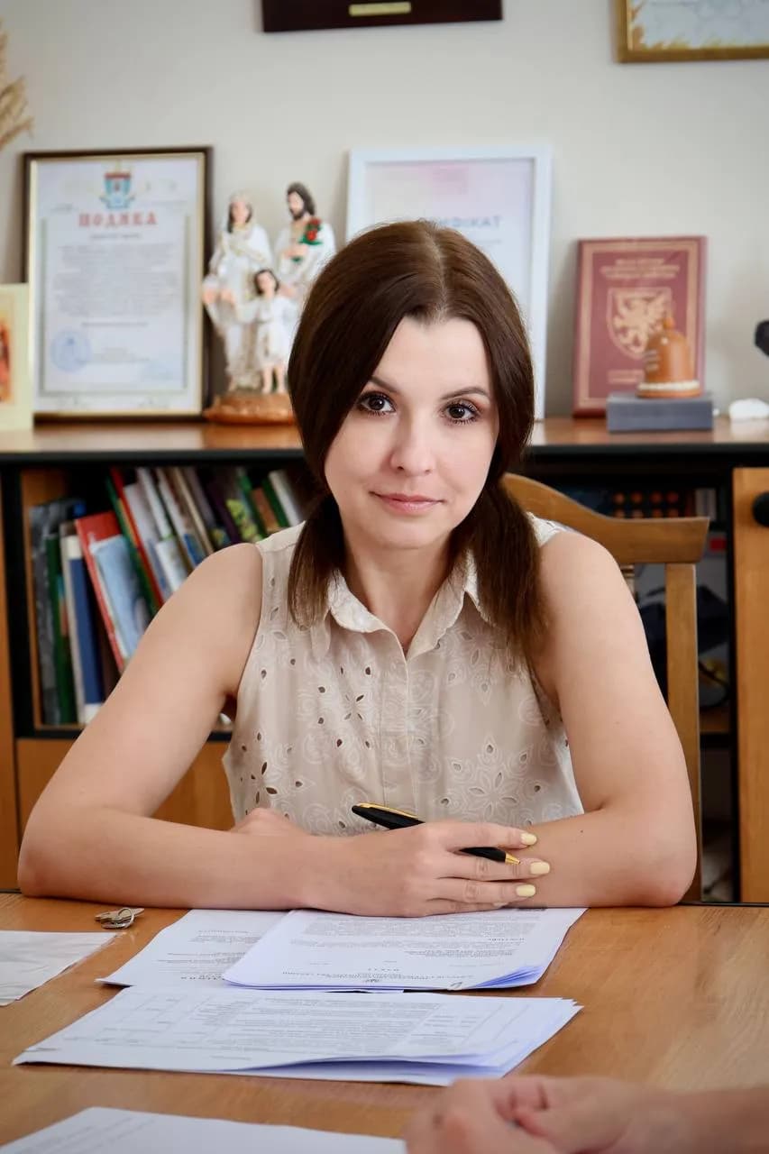 заступниця міського голови за столом