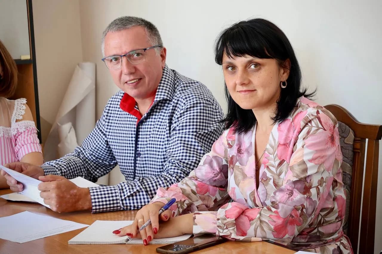 члени ради за столом