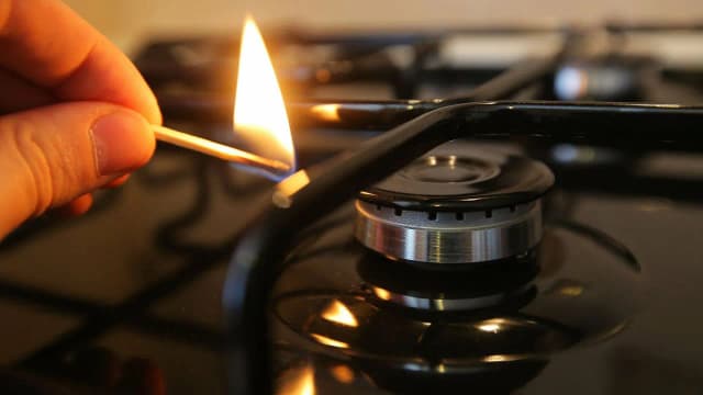 Сірник біля газової плити