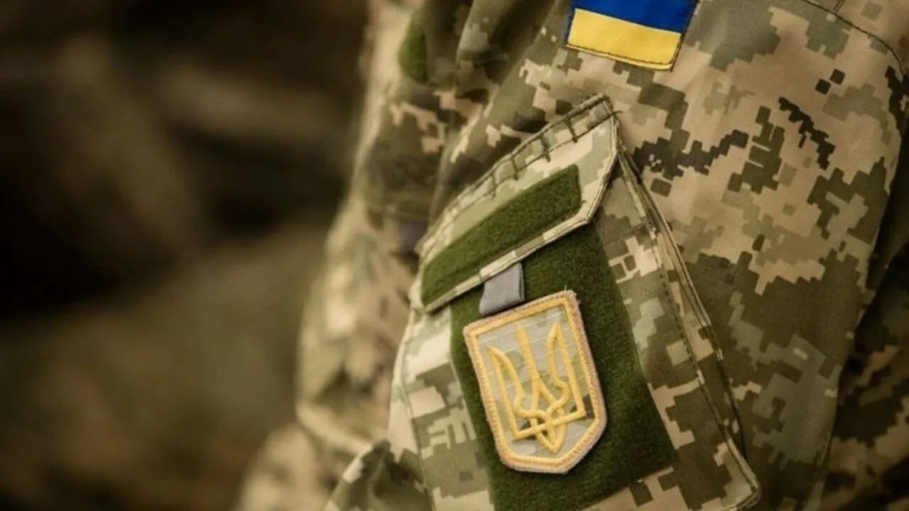 на фото - піксельна форма з тризубом та жовто-блакитним прапором