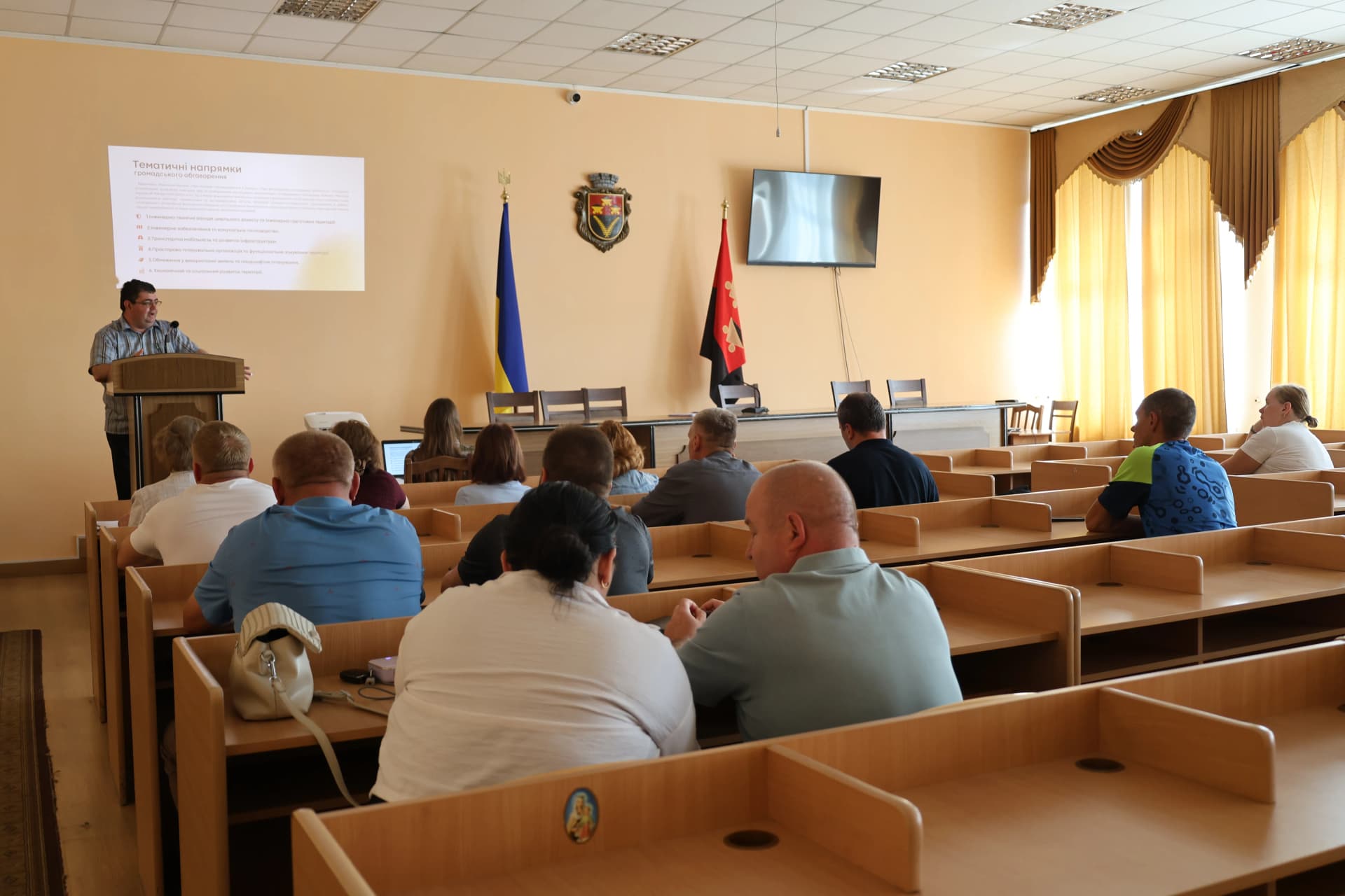 люди в сесійній залі