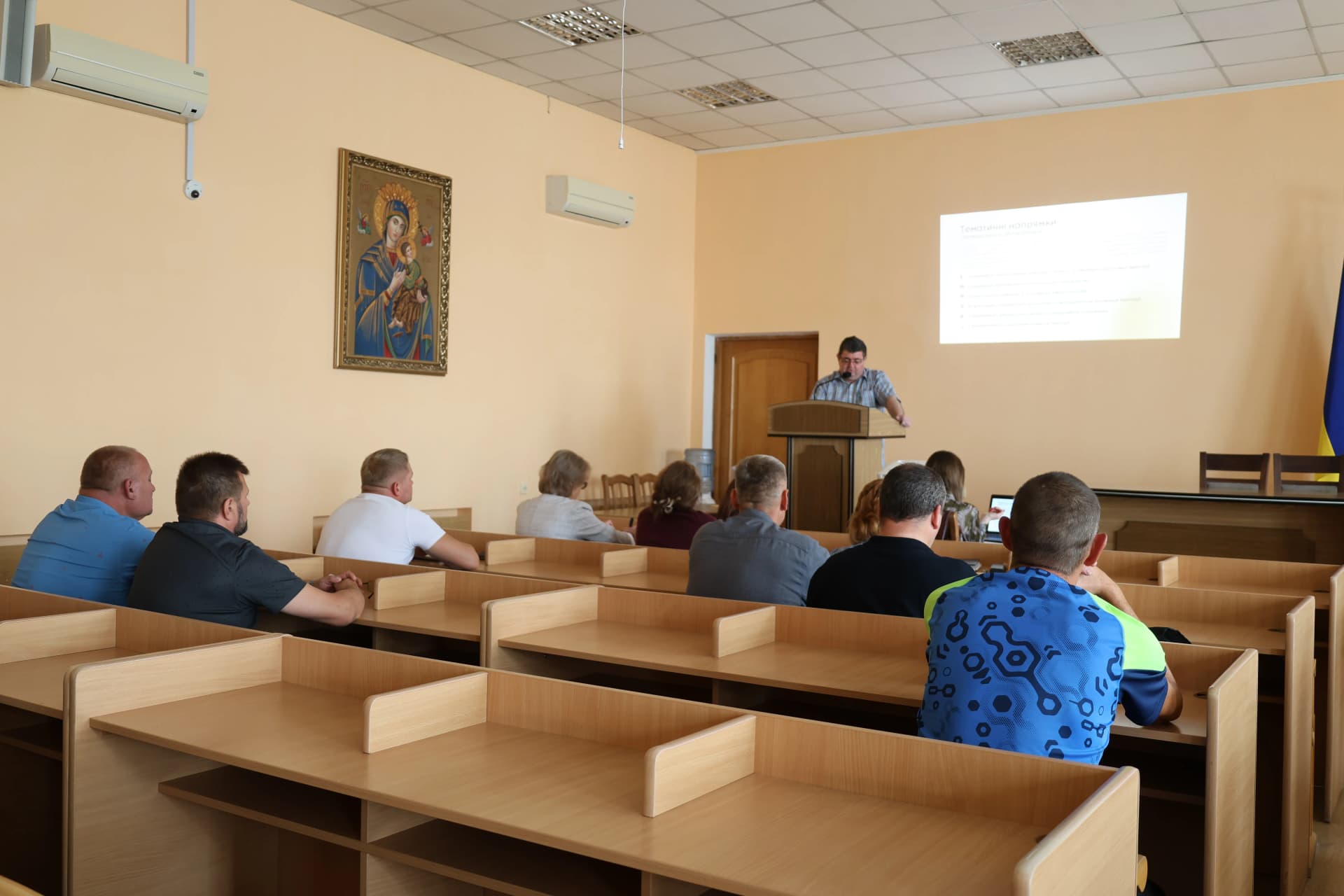 загальний план - люди сидять в сесійній залі