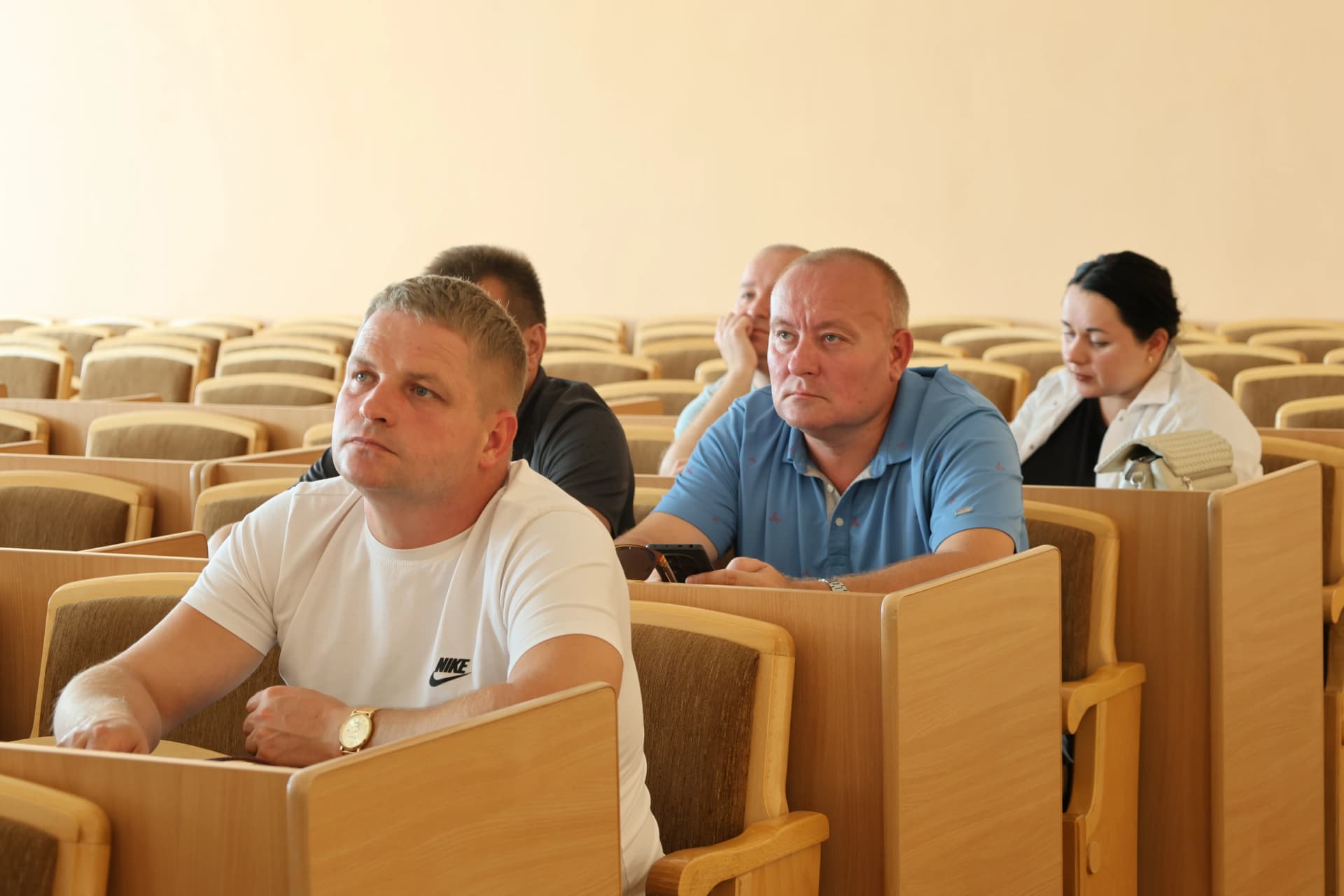 чоловіки в сесійній залі