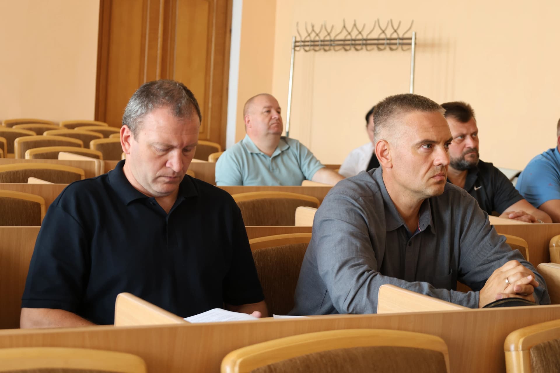 депутати міської ради в сесійній залі