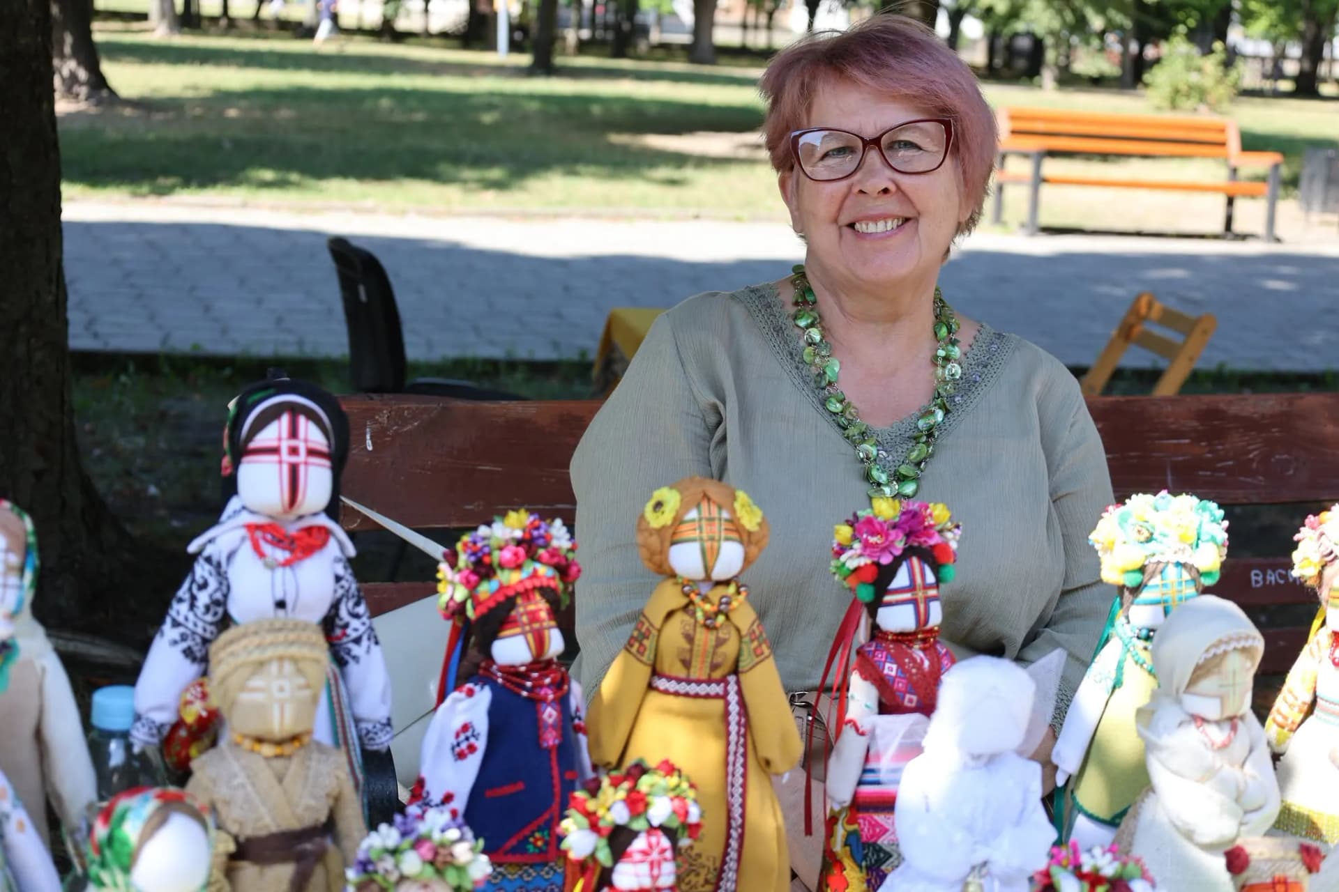 майстриня Ірина Пархоменко на виставці з ляльками-мотанками