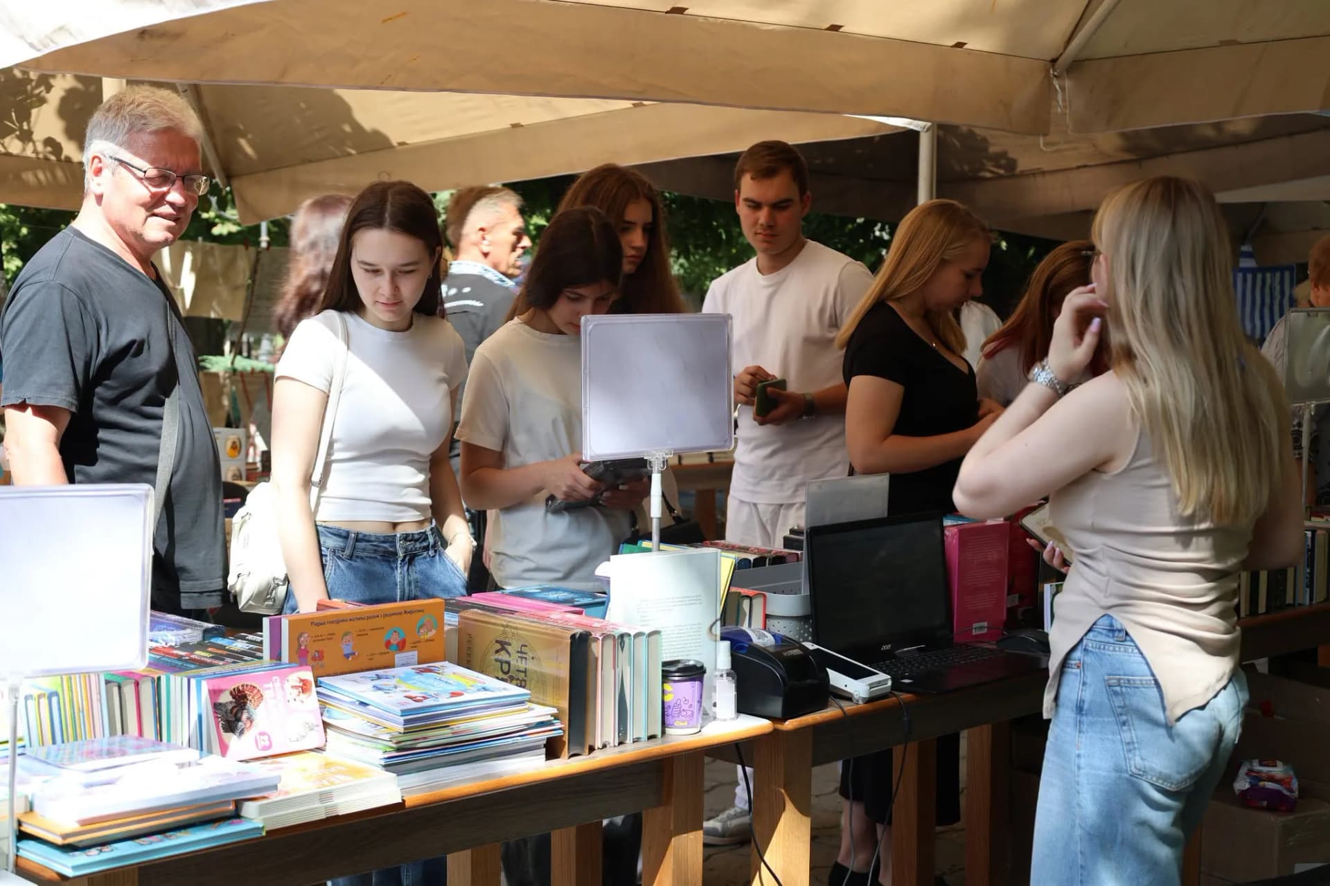 люди на книжковій толоці