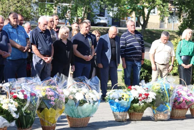 люди стоять на молебені до Дня шахтаря