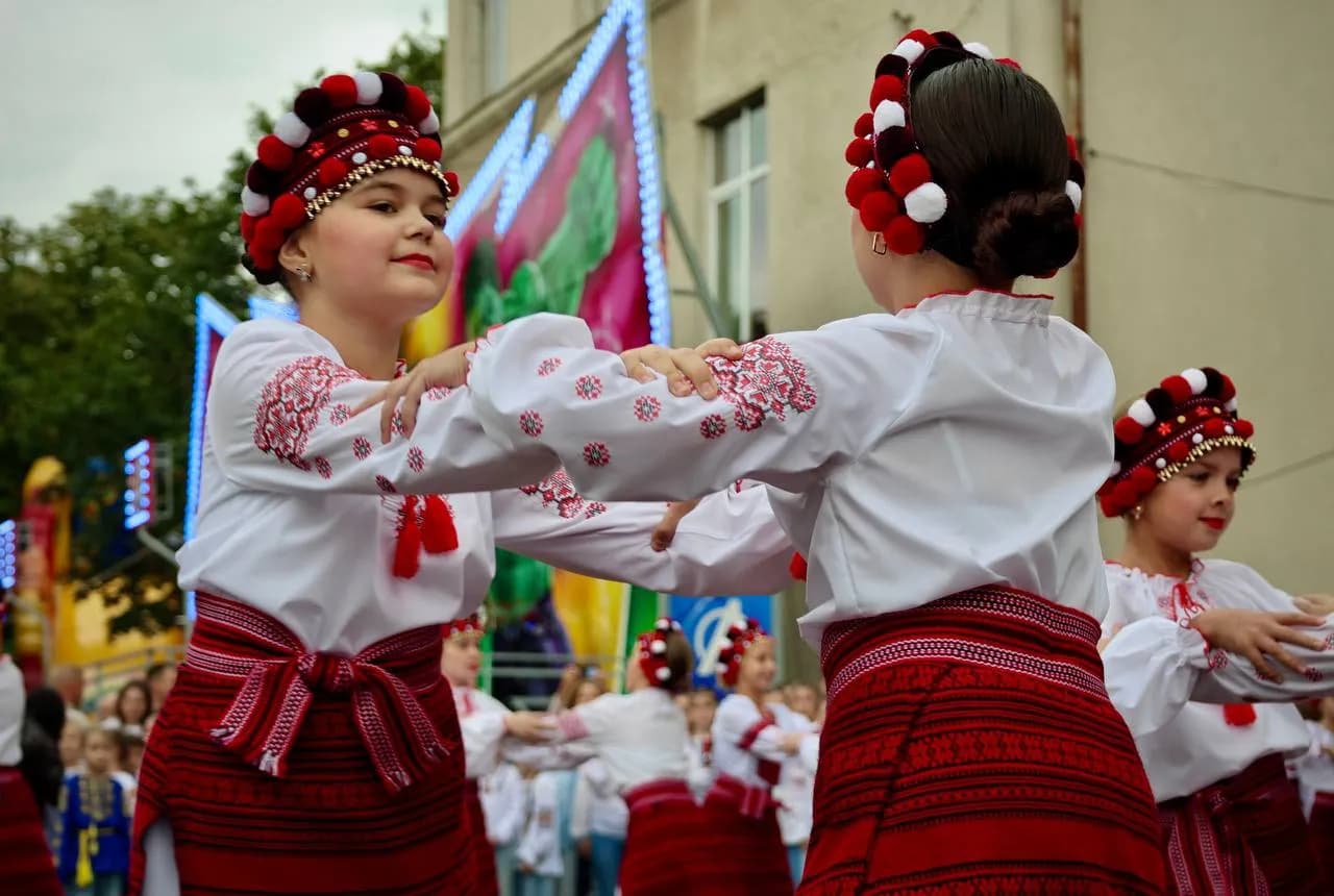 діти танцюють