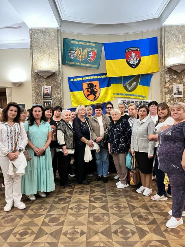 На фото зображені матері наших полеглих Захисників які відвідали Національний академічний український драматичний театр імені Марії Заньковецької у Львові переглґдали виставу "Мами"