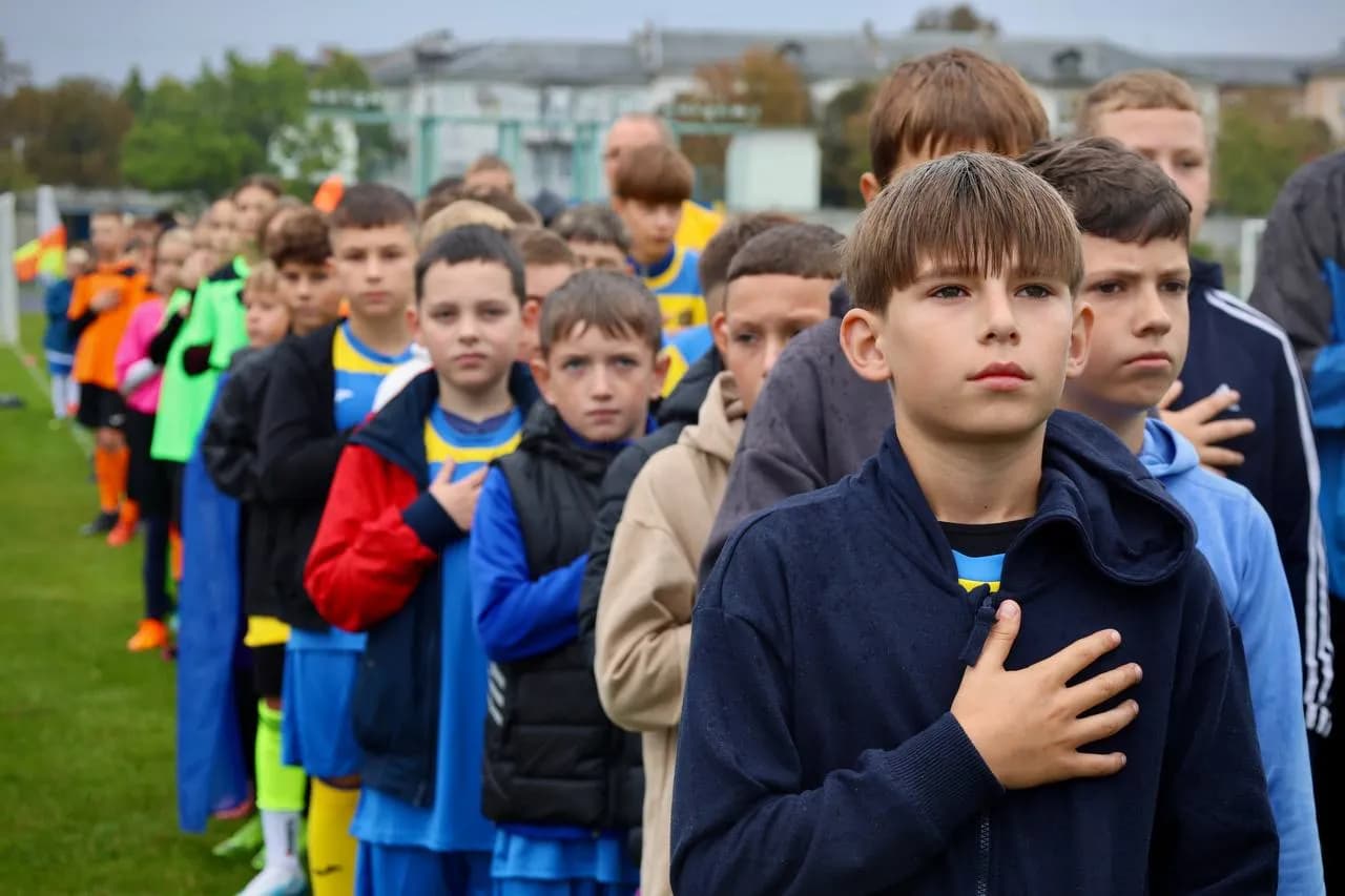 діти слухають гімн України перед початком турніру