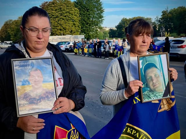 родини Героїв на хвилині мовчання