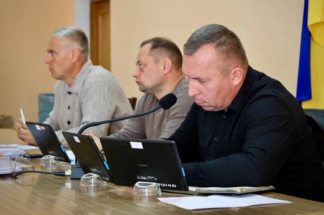 на фото - депутат Шептицької міської ради Андрій Войтович, секретар міської ради Олександр Грасулов та міський голова Андрій Залівський