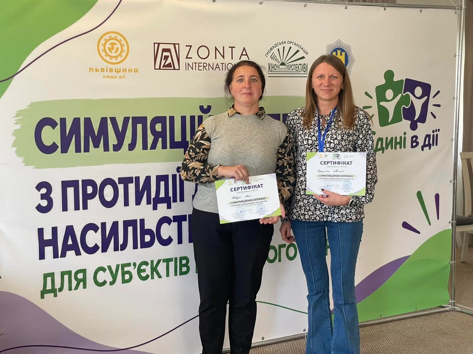 На фото зображені учасники заходу Єдині в дії, що проходив у м. пустомити, зокрема Сковрон Ольга Ярославівна головна спеціалістка УПСЗН ШМР