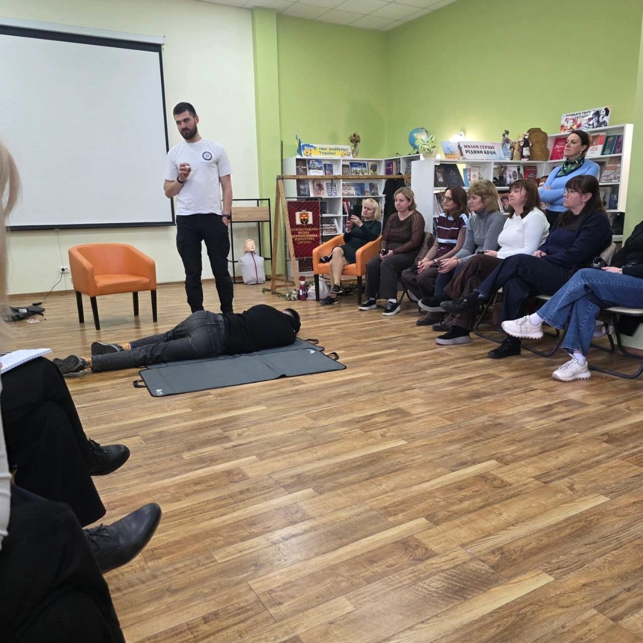 На фото зображені учасники та викладачі практичого навчання на тему Домедична допомога при невідкладних станах в процесі відпрацювання навичок